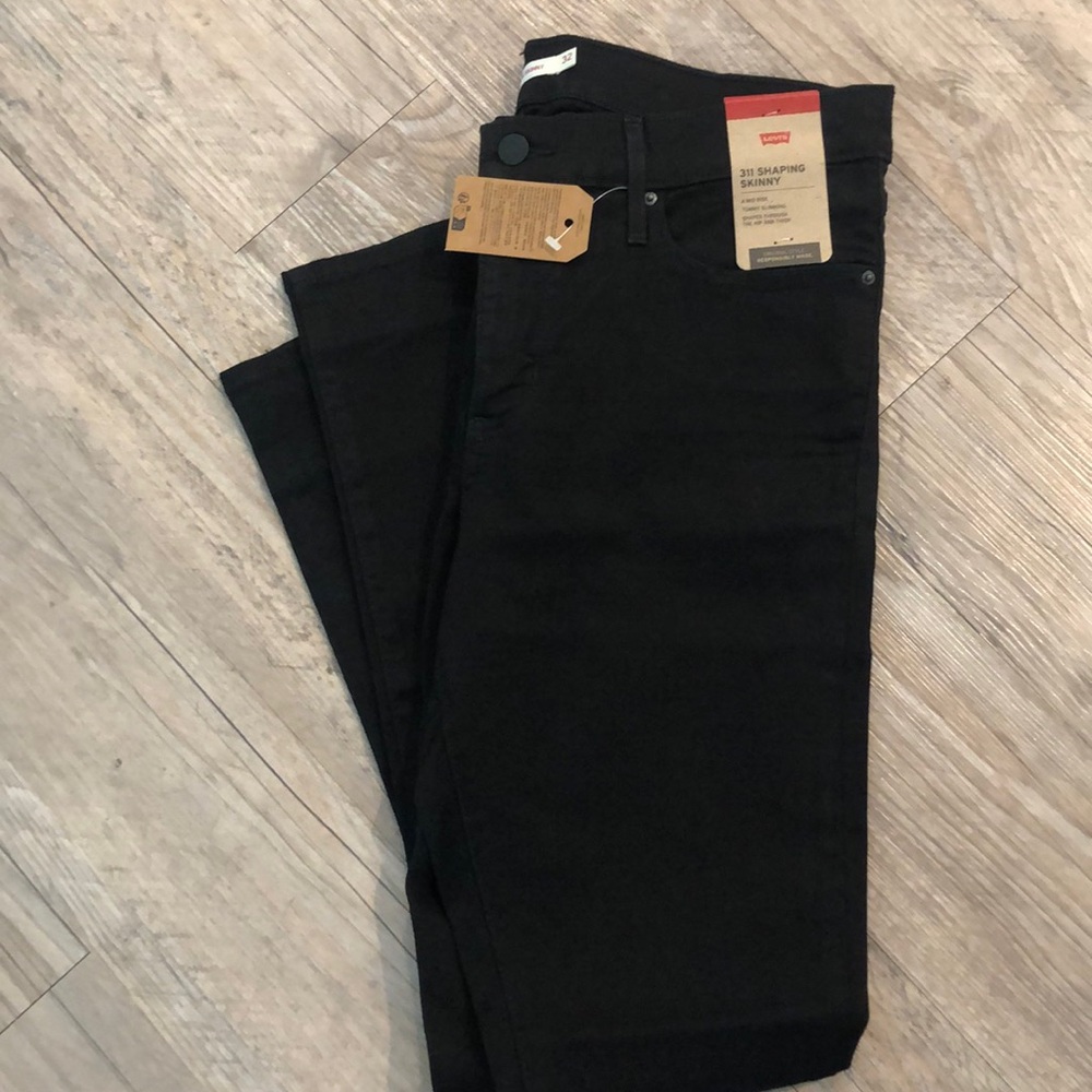 Levi’s 311 Shaping Skinny 🤍
